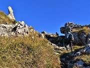 32 Bella soleggiata salita tra roccioni